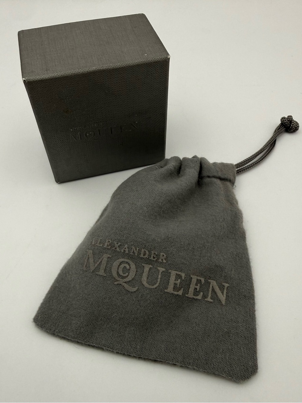 💀McQUEEN London • Unisex Gold Skull Key Ring Bag Charm - Picture 12 of 12